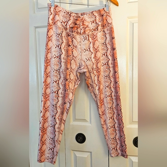 Victoria's Secret On Point Live Leggings - Picture 2 of 6